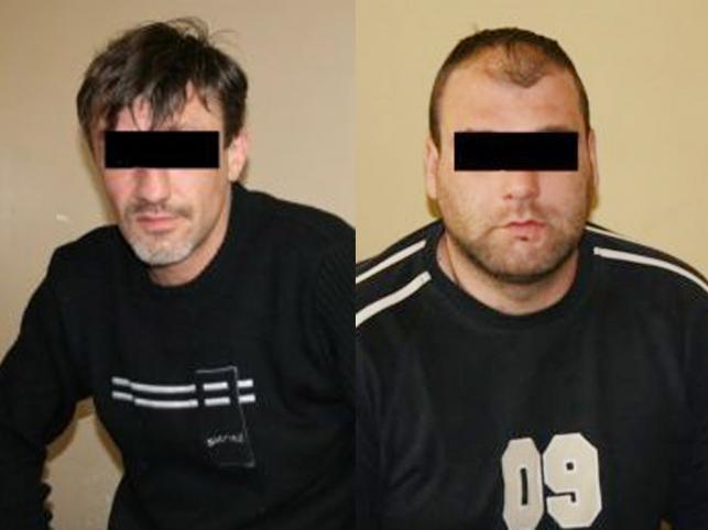 Skatowali 64-latka i grozili bronią