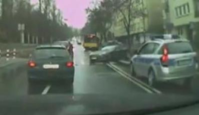 Tak Aston Martin łamie drzewo niczym zapałkę