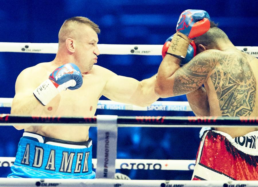 Tomasz Adamek i Solomon Haumono podczas walki wieczoru w trakcie gali bokserskiej Polsat Boxing Night