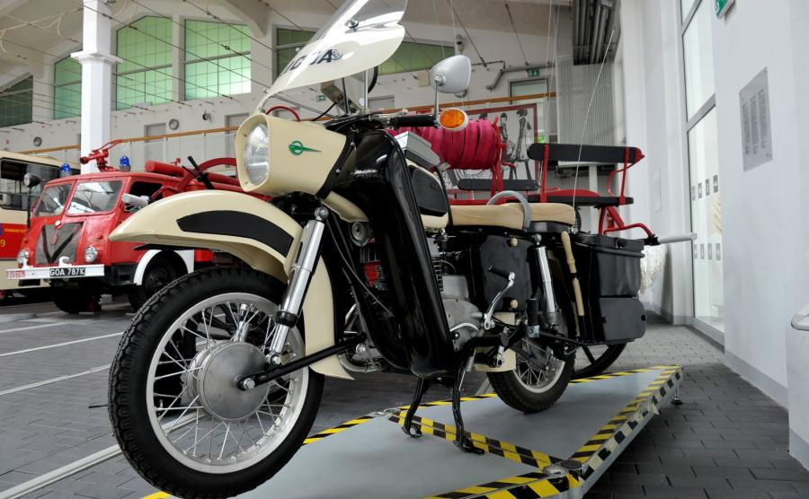 Milicyjny motocykl MZ ES 250 Trophy z 1971 roku. Wszystkie stelaże pojazdu są oryginalne, podobnie jak radiostacja, manipulator, sakwa i mikrofono-głośnik