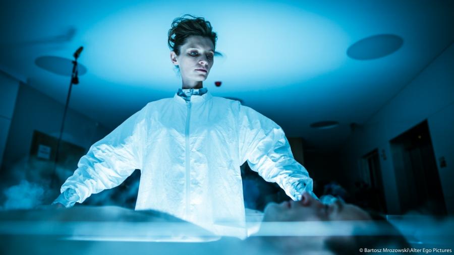 Agata Buzek w filmie "Człowiek z magicznym pudełkiem"; fot. Bartosz Mrozowski/Alter Ego Pictures