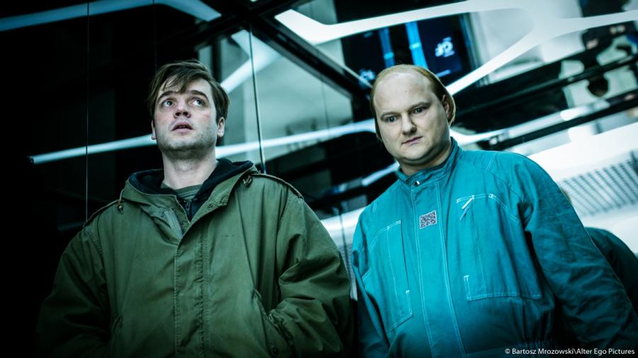 Piotr Polak oraz Sebastian Stankiewicz w filmie "Człowiek z magicznym pudełkiem"; fot. Bartosz Mrozowski/Alter Ego Pictures