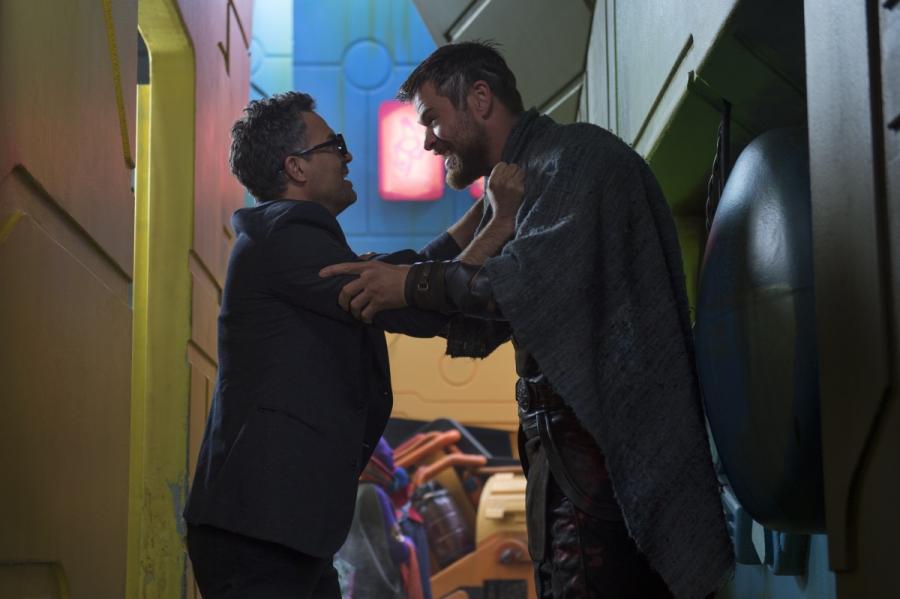 Mark Ruffalo oraz Chris Hemsworth w filmie "Thor: Ragnarok". Polska premiera 25 października 2017 roku
