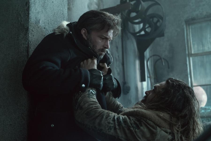 Ben Affleck w objęciach Jasona Momoa w filmie "Liga Sprawiedliwości". Polska premiera 17 listopada 2017 roku.