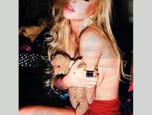 Lindsay Lohan ukrywa nagi biust za misiem