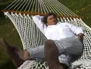 Palikot buja się w hamaku i drwi z szefa PiS