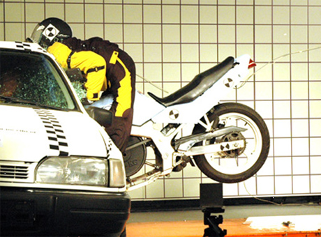 Zobacz, jak zabija się motocyklista