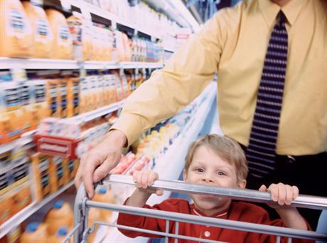 04 Jun 2001 --- Grocery shopping with dad --- Image by © Chuck Savage/CORBIS