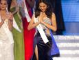 Miss Tajlandii, Yuwaret Rueangsri, w tradycyjny sposób dziękuje za znaleenie się w finale
