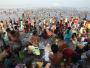 Tradycyjna wielkanocna kąpiel w zanieczyszczonej Manila Bay na Filipinach