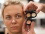 Bobbi Brown poleca dwuetapową aplikację korektora. Najpierw należy nałożyć korektor o podtonie różowym (niweluje cienie pod oczami) a następnie korektor o podtonie żółtym (rozjaśni okolice oczu i sprawi, że nie będą się odróżniały od reszty twarzy). Połączenie trzech tych dwóch odcieni daje idealny, naturalny efekt.