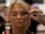 Przed przystąpieniem do nałożenia właściwego cienia do powiek, aplikujemy cień bazowy – Bobbi Brown ma w swoje ofercie wspaniale rozświetlający cień bazowy.