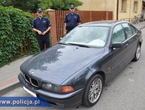 Uwięziła dziecko w BMW i poszła na zakupy