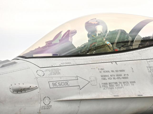 Polski F16 wylatuje na ćwiczenia NATO we Francji