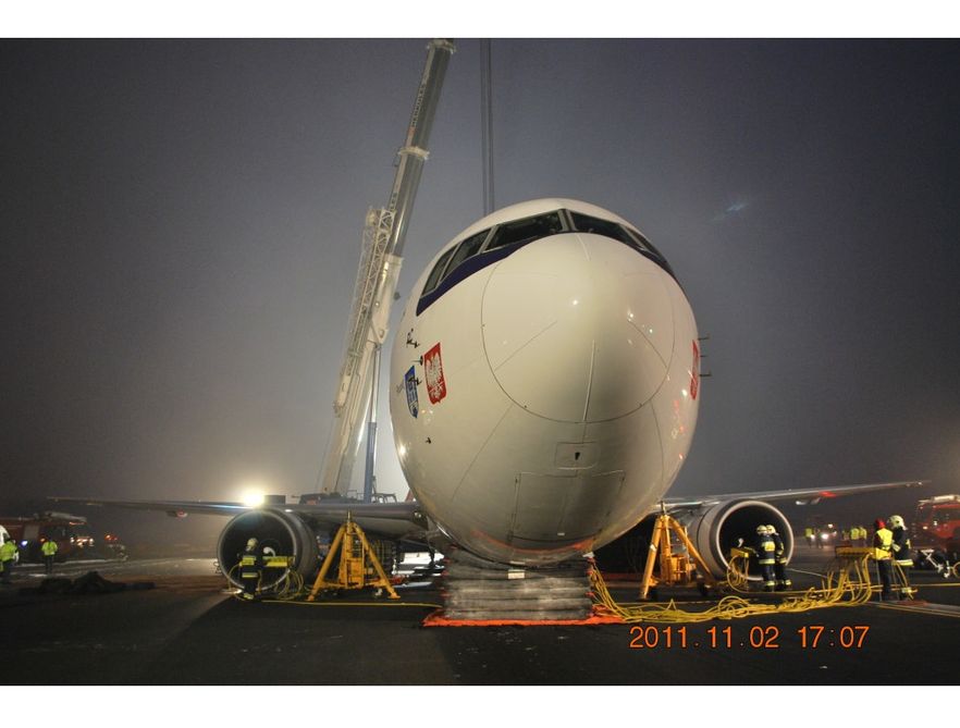 Podnoszenie samolotu boeing 767, który awaryjnie lądował na lotnisku Chopina 1 listopada