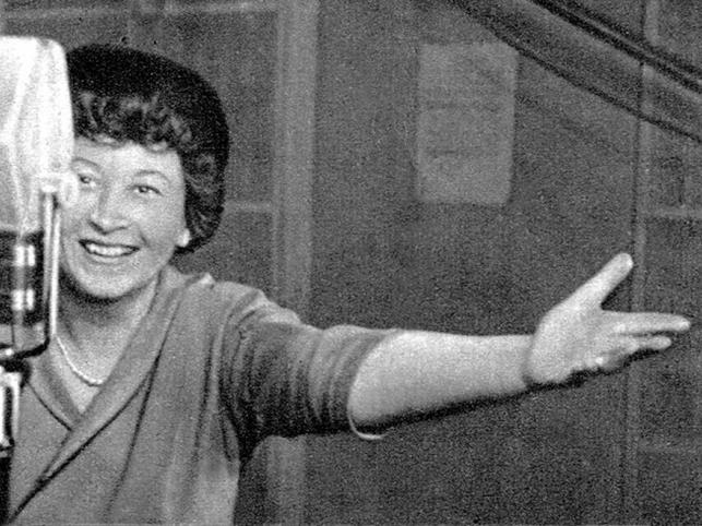 Kochana przez wszystkich Irena Kwiatkowska, niezapomniana „kobieta pracująca” oraz Hermenegilda Kociubińska; zmarła 3 marca 2011 w Kontancinie-Jeziornej