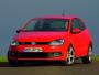 Seryjnie polo GTI wyposażone jest w ESP wraz z XDS, centralny zamek, klimatyzację, radio z CD, kierownicę obszytą skórą z łopatkami do zmiany biegów, czołowe i boczne poduszki powietrzne oraz...