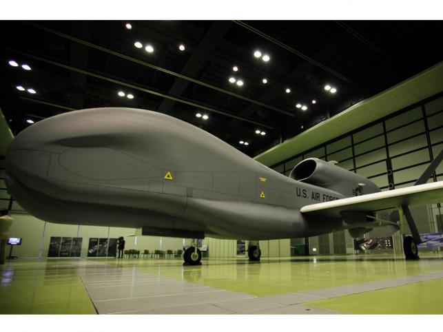 Global Hawk - jedna z najbardziej pożądanych broni świata. Ma na koncie zakończone sukcesem akcje w Iraku i Afganistanie. Pomimo obaw, że może dostać się w niepowołane ręce, konstruktorzy wyposażają go w coraz to nowsze technologie