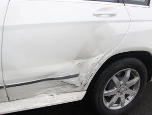 Mucha miała stłuczkę. Ucierpiał mercedes