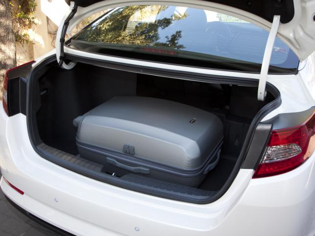 4104987-kia-optima-interior-05.jpg