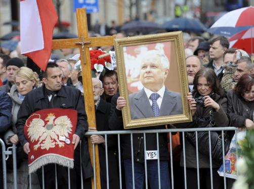 4. rocznica katastrofy smoleńskiej. Tysiące zwolenników PiS na Krakowskim Przedmieściu 