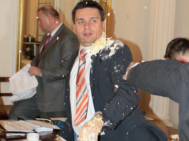 Prezes Legii dostał tortem