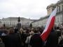 Tłumy ludzi przed Pałacem Prezydenckim