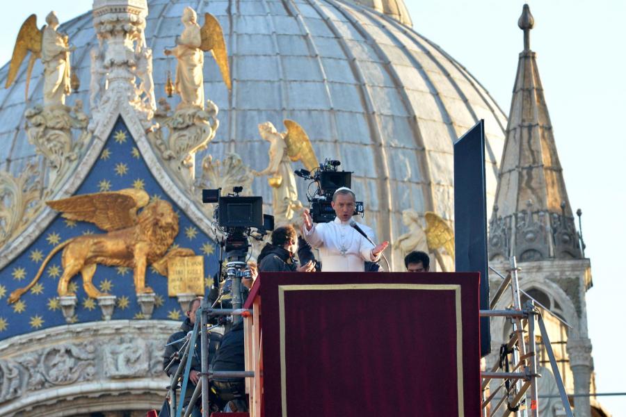 Jude Law papieżem na planie serialu "The young pope"