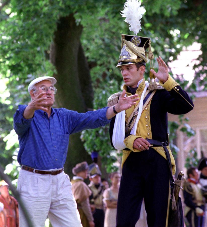 Na zdjęciu archiwalnym z 04.08.1998 r. reżyser Andrzej Wajda i odtwórca tytułowej roli Michał Żebrowski, w trakcie realizacji zdjęć do "Pana Tadeusza", w Turowej Woli