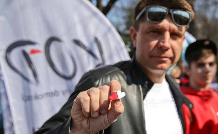 WIELKANOCNA DEMONSTRACJA KOMITETU OBRONY DEMOKRACJI PRZED KANCELARIĄ PREMIERA
