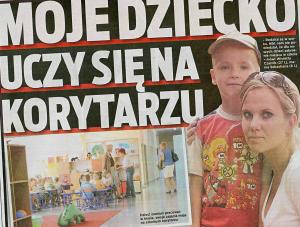 Sześciolatki uczą się na korytarzu