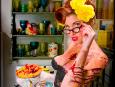 Kalendarz "My zombie pinup", który przedstawia 12 dziewcząt-zombie odwołuje się stylistyką do modnych w latach 50. fotografii ze skąpo ubranymi, uśmiechniętymi dziewczętami , tzw. pin-upów