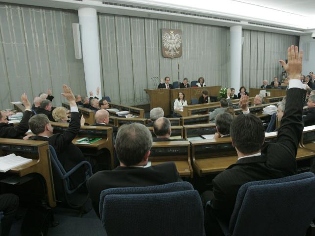 Senat przegłosował ustawę odbierającą przywileje esbekom