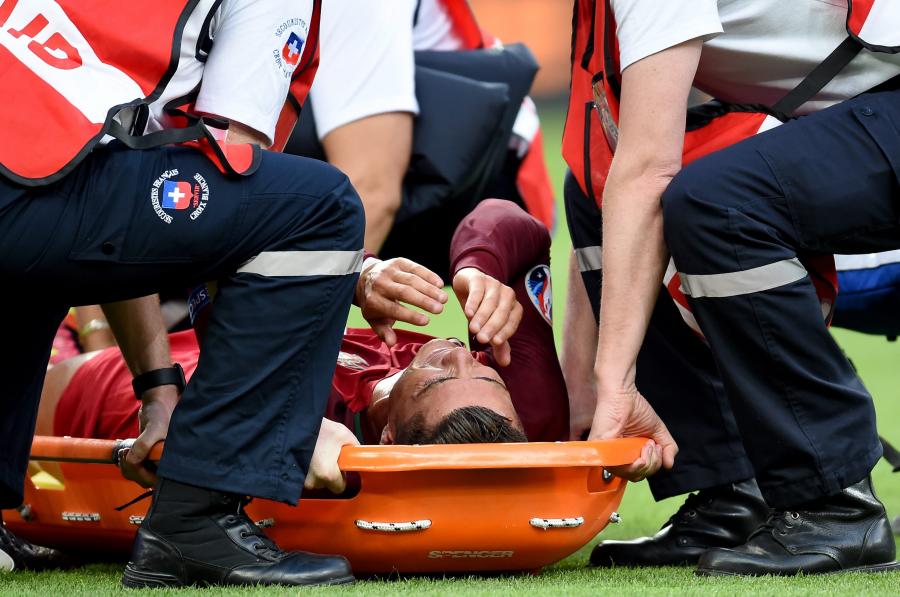 RONALDO ZNIESIONY Z BOISKA NA NOSZACH