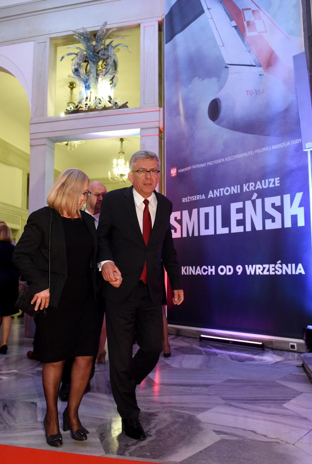 Marszałek Senatu Stanisław Karczewski z żoną Elizą przed uroczystą premierą filmu "Smoleńsk"