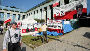 Adam Słomka i miasteczko namiotowe przed Sądem Najwyższym